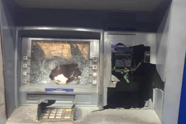 Tạm giữ người đập máy ATM ở Bình Dương