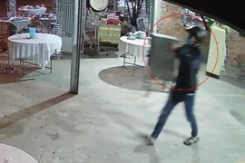 Nam thanh niên ôm thùng phúng điếu bỏ chạy. Ảnh: Cắt từ camera
