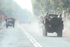 Hình ảnh bộ đội phun thuốc khử khuẩn trong khu phong tỏa