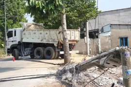 Bình Dương: Xe ben kéo đổ trụ, cả khu phố mất điện