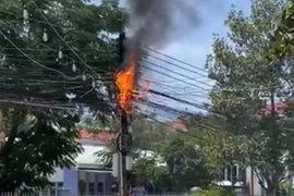 Hỏa hoạn trong khu dân cư, xe cứu hỏa 'đứng bánh' vì cổng chào