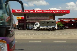 Hàng trăm công an phong tỏa cây xăng tại Bình Phước