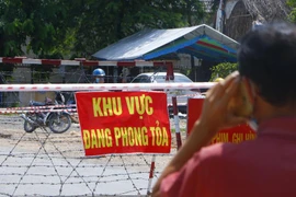Người đàn ông tấn công đập phá chốt phong tỏa ở Bình Dương