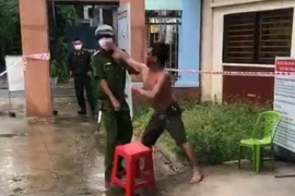 Đấm vào mặt Phó công an phường khi bị nhắc đeo khẩu trang