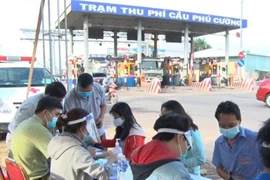 Bình Dương: Chốt kiểm soát phát hiện giấy xét nghiệm COVID-19 giả