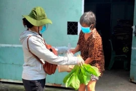 Bình Dương: Mang gạo và đồ ăn đến tận tay người dân tại 15 phường bị 'khóa chặt'