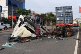 Xe container đâm vào đuôi ô tô bơm bê tông, 3 người thương vong