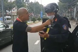 Bắt tạm giam người dọa 'giết cả nhà công an' ở chốt kiểm soát tại Bình Dương