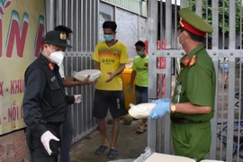 Cán bộ, chiến sĩ Công an Bình Dương vào tâm dịch hỗ trợ người dân