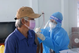 Người dân Bình Dương trực tiếp chỉnh sửa thông tin tiêm vaccine cập nhật sai