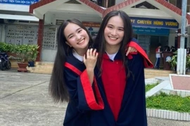 Chị em song sinh ở Bình Dương đậu thủ khoa, á khoa cùng ngành y