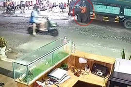 Bình Dương: Trộm lẻn lên ca bin xe tải cuỗm 350 triệu đồng