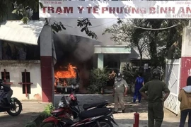 Xe cấp cứu bốc cháy ngùn ngụt trong sân trạm y tế ở Bình Dương