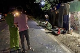 Thai phụ và bé trai đứng bên đường bị ô tô tông tử vong