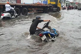 Quốc lộ 13 ngập nặng sau cơn mưa lớn, nhiều xe chết máy 