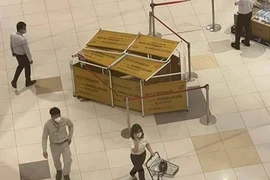 Nam bảo vệ trong Aeon Mall Bình Dương rơi từ tầng 2 xuống đất