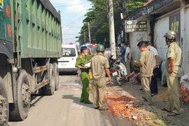 Đi xe máy vào đoạn có nhiều xà bần, bị xe ben tông trúng