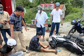 Đang dự đám tang, 1 CSGT bắt giữ 2 kẻ cướp giật