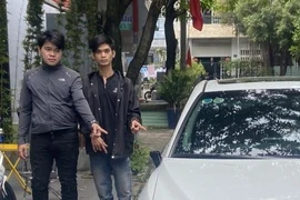 Bình Dương: Hai thanh niên bẻ hàng loạt gương chiếu hậu bị bắt