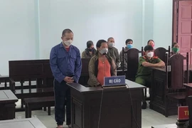Bé gái bị chính mẹ ruột mình và cha dượng hành hạ, gây thương tích