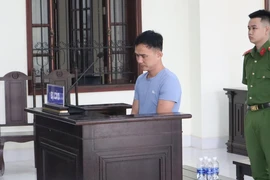 Bị phạt 8 năm tù vì cầm dao chém hàng xóm 