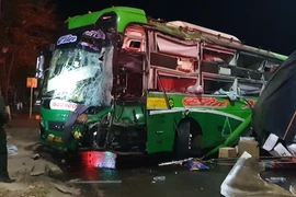2 ô tô tông trực diện, tài xế xe tải văng xuống đường trọng thương