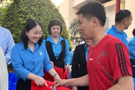 Bình Dương tặng 5.000 cặp vé tàu đưa công nhân về quê đón tết