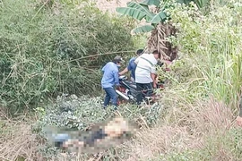 2 thanh niên chết bất thường bên vệ đường Bình Dương