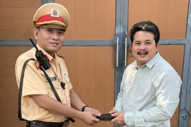 CSGT Bình Dương đến tận nhà trả lại ví tiền cho người đánh rơi