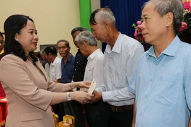Phó Chủ tịch nước Võ Thị Ánh Xuân tặng quà cho công nhân ở Bình Dương