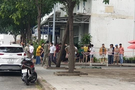 Bình Dương: 1 người chết trên vỉa hè với nhiều vết thương