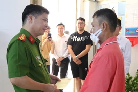 Đề xuất khen thưởng cho bảo vệ và người dân bắt cướp ở ngân hàng 