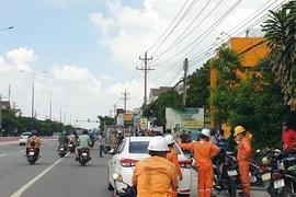 Đang sửa mái hiên, nghi chạm dây điện rơi xuống đất tử vong