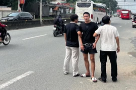 Bình Dương: Kẻ cướp giật dây chuyền kéo 3 người trong gia đình ngã xuống đường