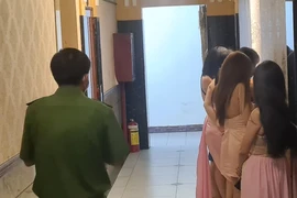 Bắt nhóm giam lỏng các cô gái để làm tiếp viên quán karaoke