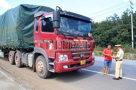 Công an Bình Dương tổng lực ra quân xử lý xe ô tô chở khách và chở hàng