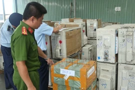 Phát hiện 2 container hàng điện tử không rõ nguồn gốc nhập vào Việt Nam