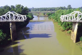 Cận cảnh Cầu Gãy, cây cầu có nhiều người chọn để 'quyên sinh' ở Bình Dương