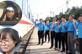 Công nhân ở Bình Dương bật khóc vì được về quê với vé tàu miễn phí