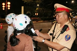 Bình Dương: Một cô gái dùng chiêu ‘ve sầu thoát xác’ để né đo nồng độ cồn