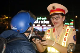 Những bóng hồng CSGT Bình Dương xuyên đêm đo nồng độ cồn