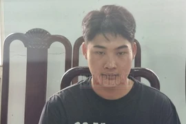 Sau khi giết người, nghi can mặc áo dân phòng cùng công an truy tìm hung thủ!