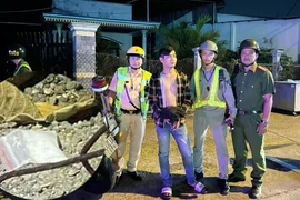 Thanh niên ném ma túy phi tang khi thấy công an