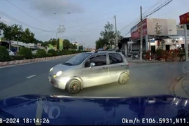 Từ hình ảnh người dân cung cấp, công an xử phạt xe ô tô con và xe khách đi ngược chiều