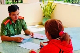 Bình Dương: Một phụ nữ đặt sổ hồng giả trên mạng bị bắt quả tang