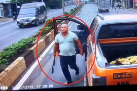 Camera ghi cảnh xe bán tải chặn đầu xe tải, tài xế cầm gậy đe dọa