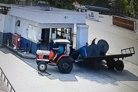 Lật xe kéo, một bảo vệ bị hàng hoá rơi xuống đè chết 