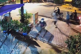 Bình Dương: Công an tạm giữ nhóm thanh niên dùng hung khí 'dẹp quán ăn' 