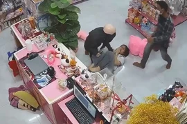 Công an tạm giữ 2 thanh niên cướp tiền trong một cửa hàng ở Bình Phước