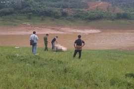 Thi thể người đàn ông dưới sông, 2 tay bị trói bằng dây vải